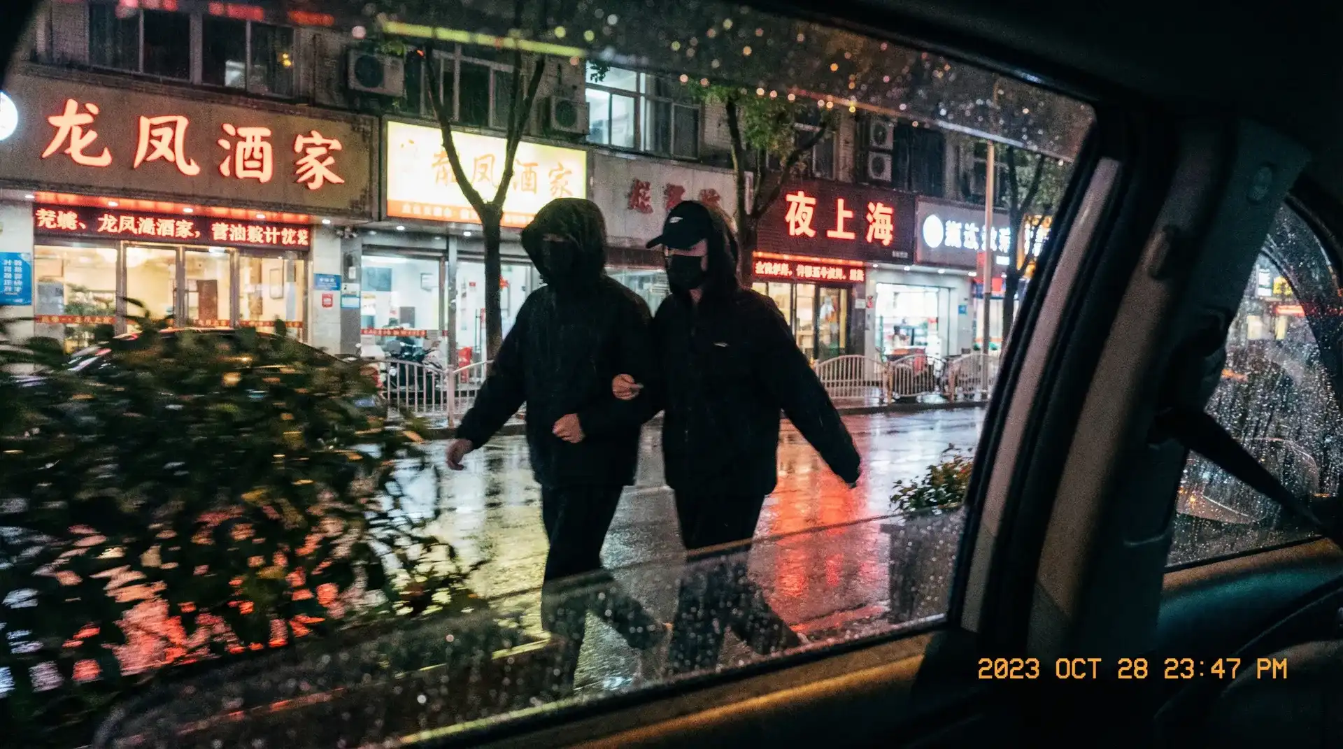 mx150显卡 - 顶流明星深夜密会现场抓拍照片